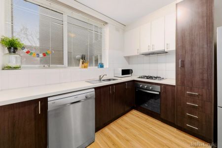 2 Bed, 1 Bath - Photo 4