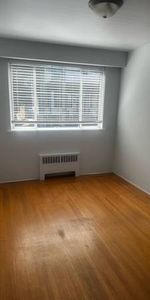 Kits 1 bed condo mins from the beach, hardwood floor, second floor - Photo 3