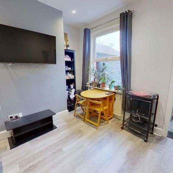 4 bedroom terraced house to rent - Photo 1