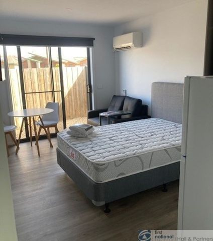 BRAND NEW STUDIO BEDSIT - Photo 2