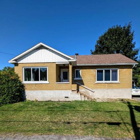 À louer — maison lumineuse avec une immense cour arrière à L’Île-Perrot / For Rent — Bright house with a large backyard in L’Île-Perrot - Photo 4