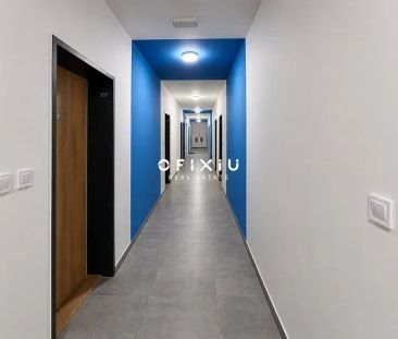 Pronájem nového, kompletně vybaveného bytu 1+kk s balkonem a garážo... - Photo 2