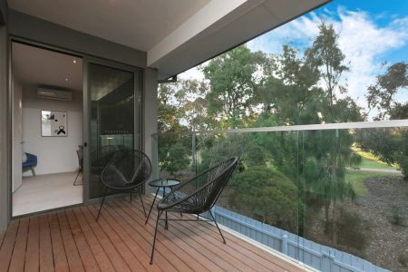 The perfect combination of luxury and lifestyle in an exclusive park-side position - 3 Bed PLUS Study! - Photo 3