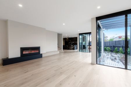 2B Parklands Crescent, Brighton East VIC 3187 - House For Rent | Domain - Photo 3