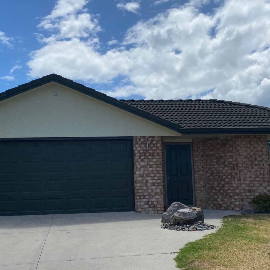 Family Home Papamoa - Photo 1