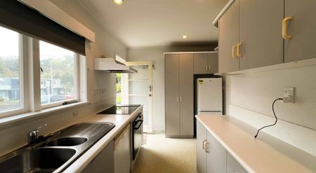 Spacious Family Home with Huge Double Garage! - Photo 4