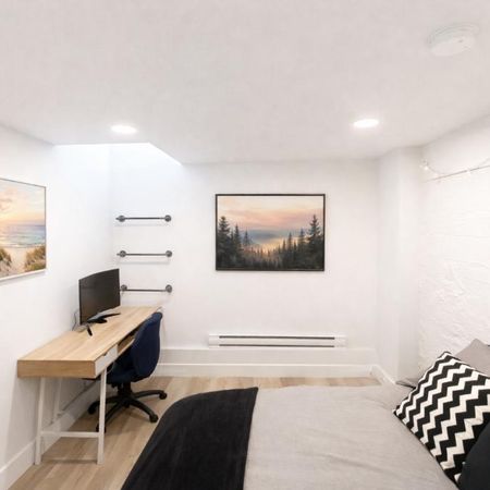 Spacieux 3 chambres rénové – 2299 $ – Disponible dès maintenant – Électros / Spacious Renovated 3-Bedroom – $2299 – Appliances - Photo 3