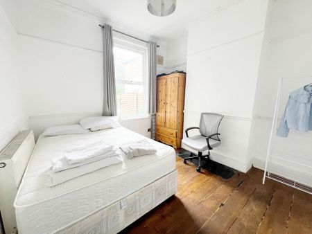 4 bedroom terraced house to rent - Photo 3