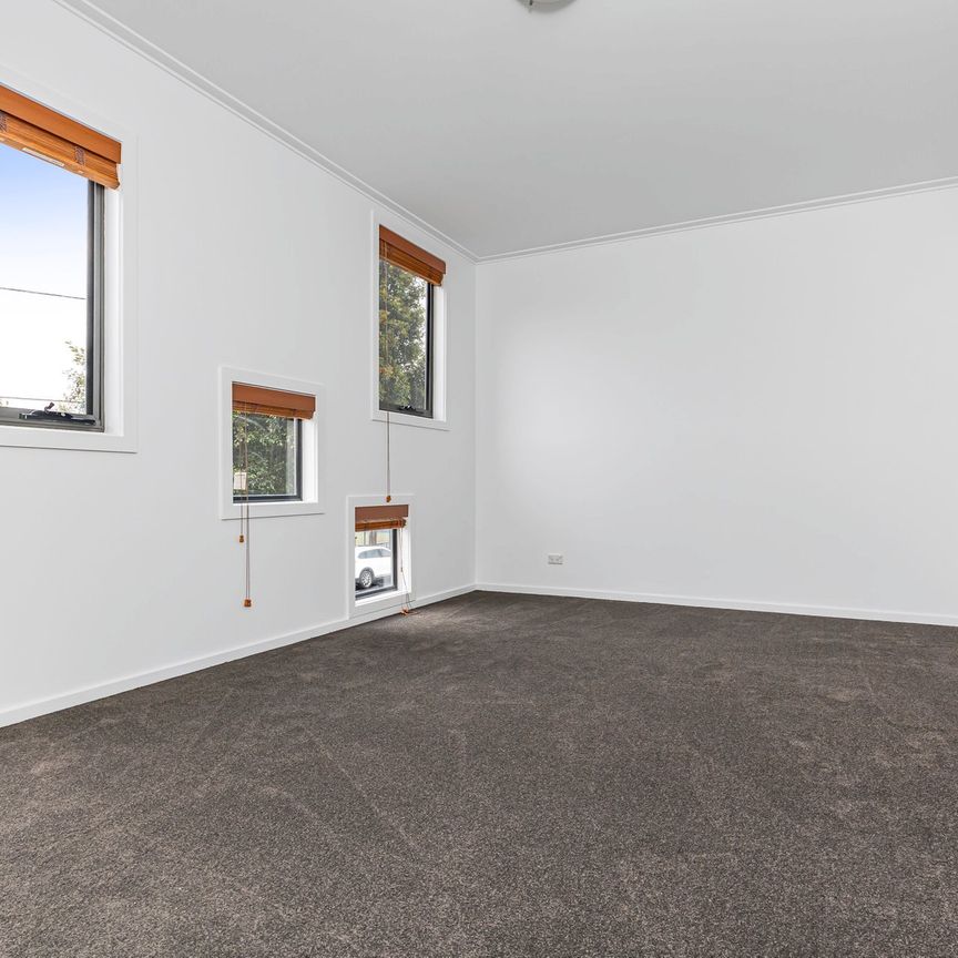 Spacious & Stylish Townhouse Living in Prime Ivanhoe - Photo 1