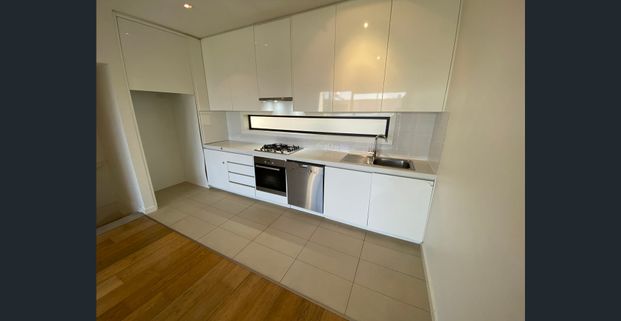 Spacious & low maintenance tri-level townhouse - Photo 1