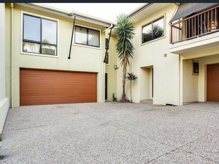 2/119 Minnie Street, Southport QLD 4215 - Apartment For Rent | Domain - Photo 3