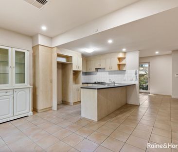 Prestigious 2 Bedroom Townhouse in Kensington! - Photo 4