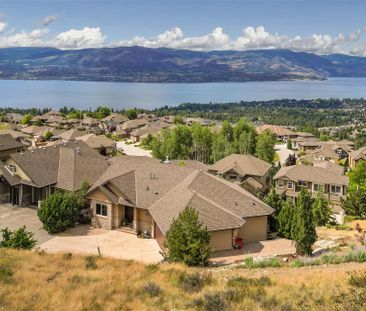 Upper Mission House – 3 bed plus den, Views! - Photo 1