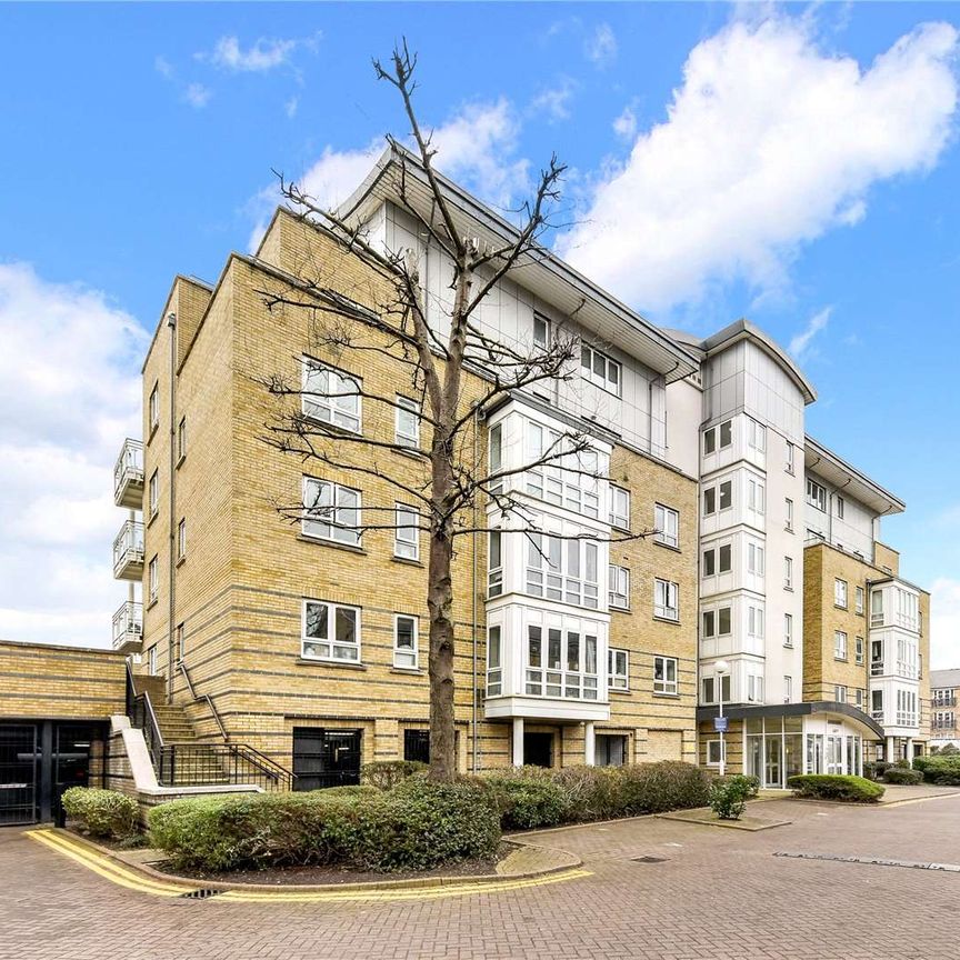 Bright and spacious 2 bedroom apartment to rent in St David's Square. - Photo 1