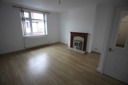 2 bed Flat - Photo 2