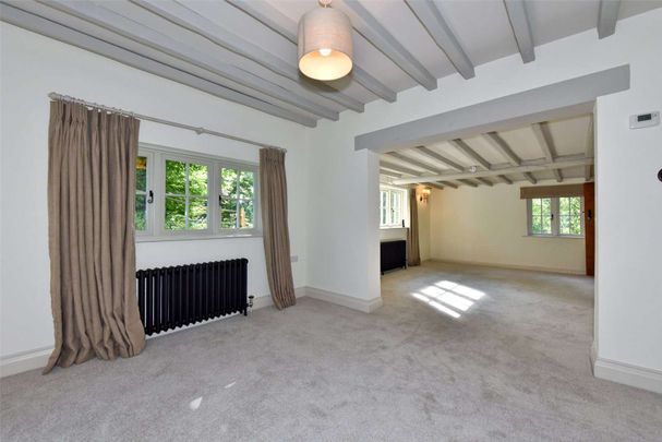 An attractive cottage in private grounds in an idyllic village - Photo 1