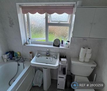 3 bedroom semi-detached house to rent - Photo 5