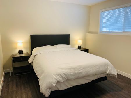 Fully Furnished, Renovated, 2 Bedroom Corner Townhouse In Varsity Nw - Photo 5