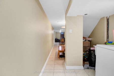 Townhouse For Lease | N8146360 - Photo 4