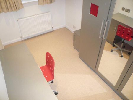 5 bedroom detached house to rent - Photo 2