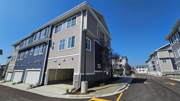 Spacious 3 Bed, 2.5 Bath Carrington Townhome | A/C | Double Garage | Den - Photo 1