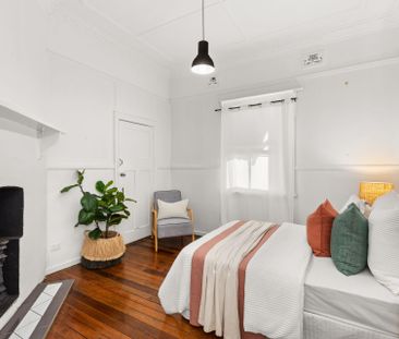 Charming three bedroom cottage combines character with modern - Photo 4