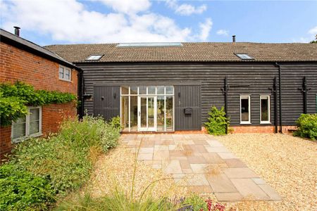 A four bedroom barn conversion surrounded by countryside. - Photo 2