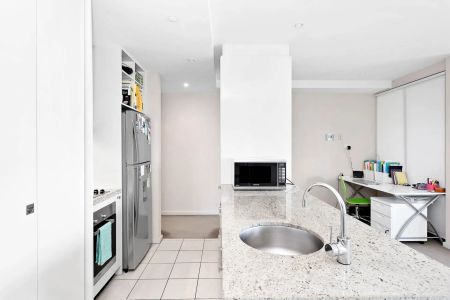 Luxury Apartment with Resort-Style Amenities in Prime City Location - Photo 5