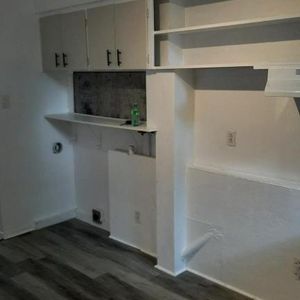 Libre imm 4.5 Rénové demi-sous sol 3plex 2 chambres (13×10 et 8x8) @ Vieux Longueuil - Photo 2