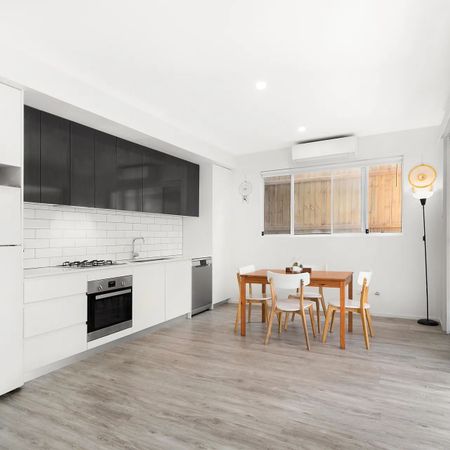 Modern Home in a Quiet, Leafy Setting - Photo 3