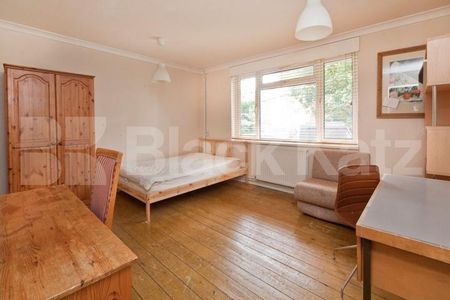5 bedroom 3 bathroom town house split over 3 floors with garden - Photo 4