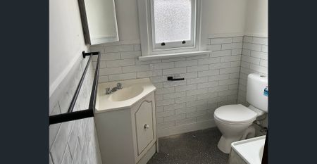 Cute and close in - Photo 5