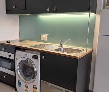 Chic Te Aro Studio Apt with Lift Access - Photo 2