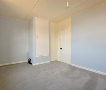 3 bedroom end of terrace house to rent - Photo 4
