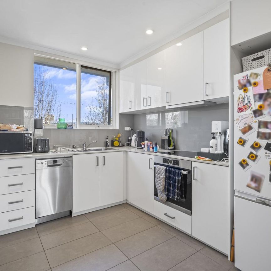 Renovated 2-Bedroom Apartment with Balcony in Quiet St Kilda Spot - Photo 1