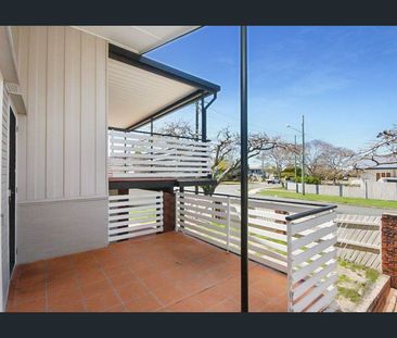 Enjoy the seab breezes on your front verandah and watch the world g... - Photo 3