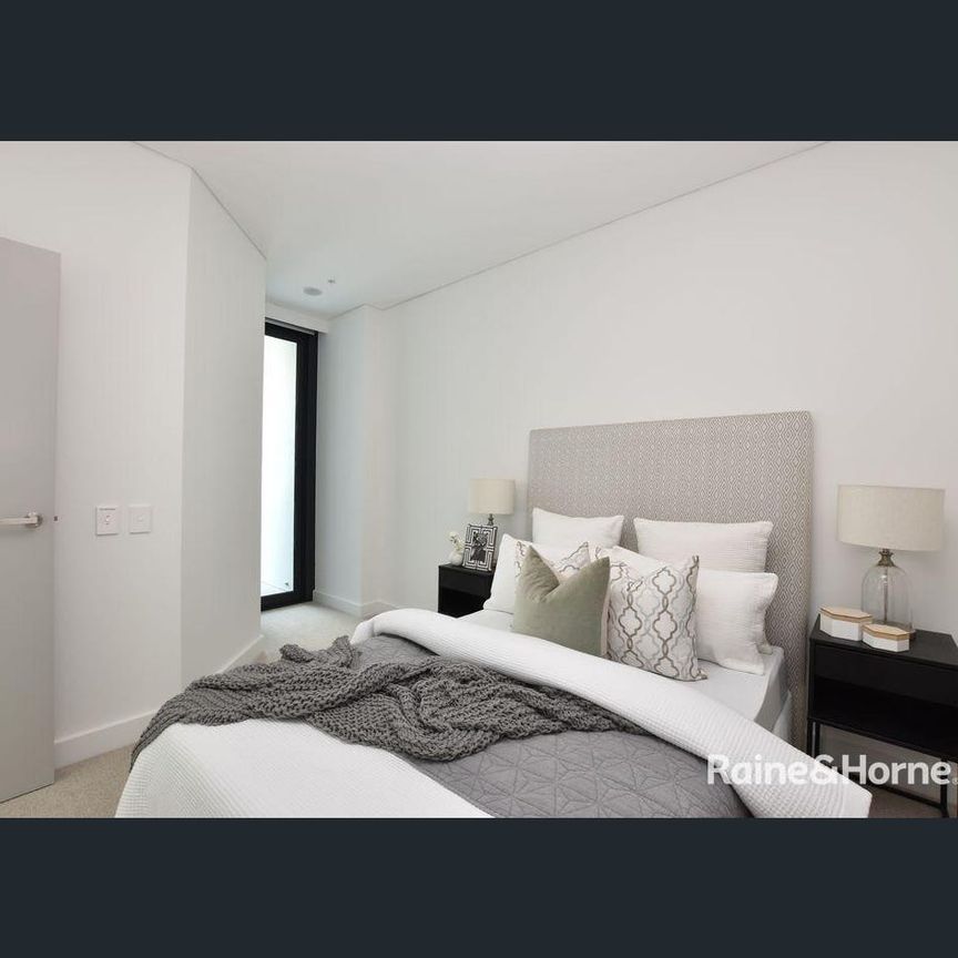 Rhodes Central Two Bedroom Apartment with 17th Floor Waterviews! - Photo 1