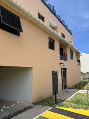 Location Appartement 2 pièces 46m² ST DENIS 97490 - Photo 2