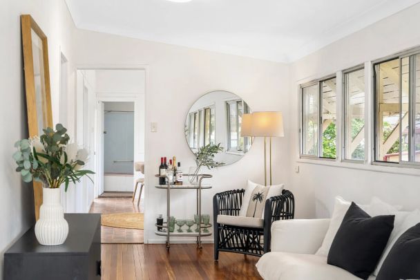 Freshly Updated 3-Bedroom Home in Prime Scarborough Location. Contact Julie Sykes 0438 050 110 - Photo 1