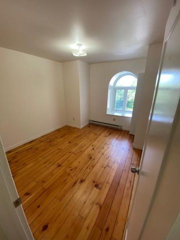 93 Lower Union St - Unit 3, 4 bed, 1.5 bath - Photo 3