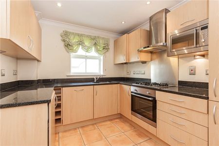 A spacious three bedroom first floor apartment in this convenient location just a short walk from the amenities of Summertown. - Photo 2