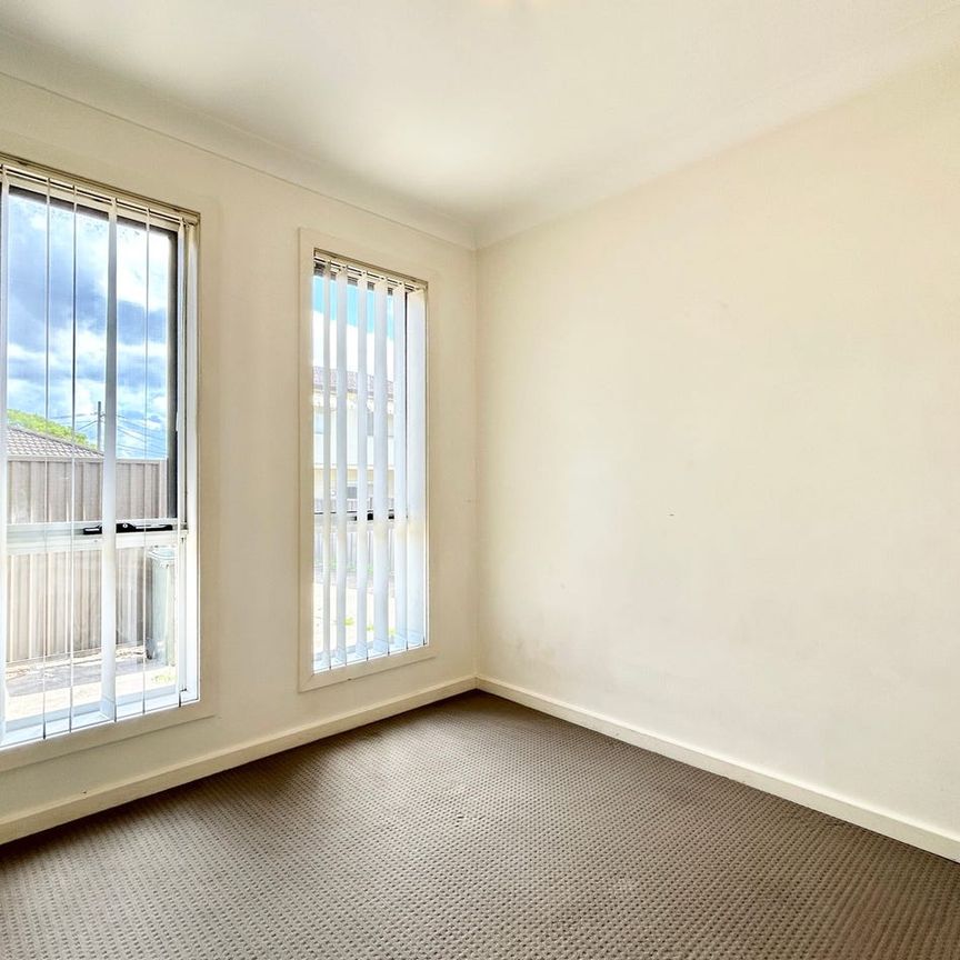 Private and peaceful three-bedroom granny flat in a highly convenient setting - Photo 1