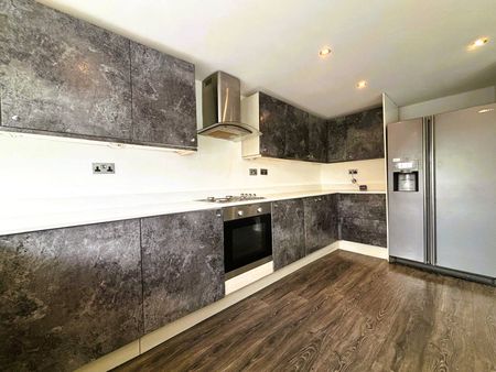 Chingford Avenue, Farnborough, Hampshire, GU14 - Photo 5