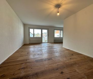 "Neuwertige moderne 3.5-Zimmer-Wohnung mit eigenem Waschturm" - Photo 1