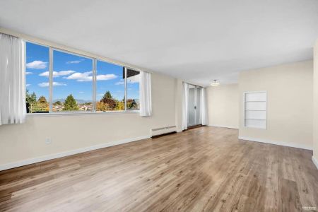 ED. ROYAL — 1 Bed 1 Bath A - EDR - Photo 3