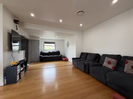 Warm & Spacious Family Home in a Fantastic Location - Photo 2