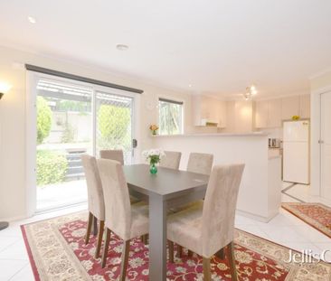 Low maintenance townhouse, in peaceful location - Photo 2