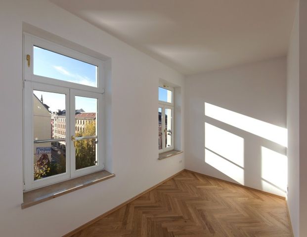 Sanierte denkmalgeschützte Altbauwohnung mit Balkon und Gartenanteil ! - Foto 1