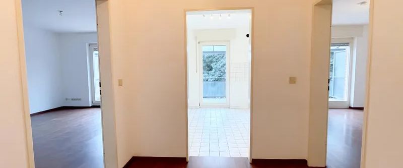 HELLE 2-ZIMMERWOHNUNG MIT GROßEM BALKON ZU MIETEN! - Photo 1