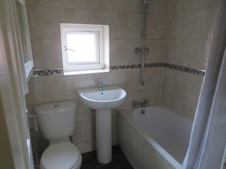 3 bedroom end of terrace house to rent - Photo 2